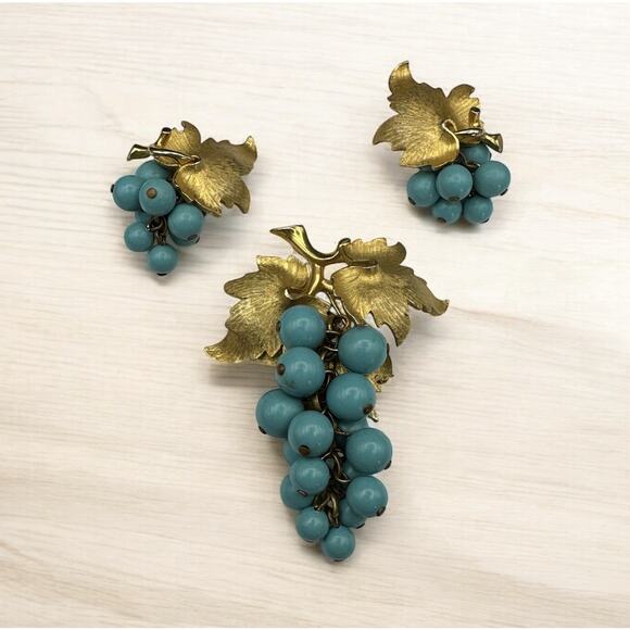 Vintage BOUCHER Grape Cluster Brooch and Earrings Faux Turquoise Mid Century - Picture 1 of 11